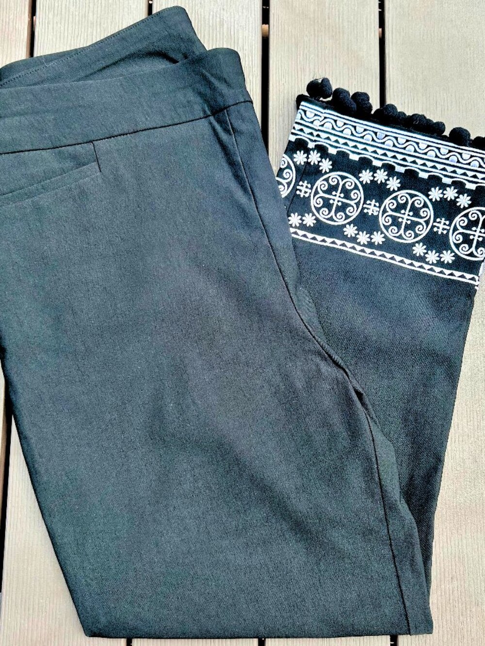 Chico's Embroidered Brigitte Slim Crop Pant